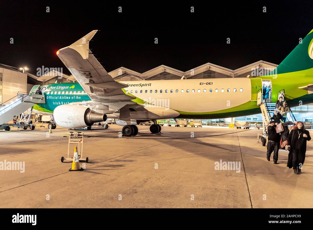 Aer Lingus Airbus A320 entlässt seine Passagiere auf dem Flughafen Birmingham, West Midlands, Großbritannien. Stockfoto