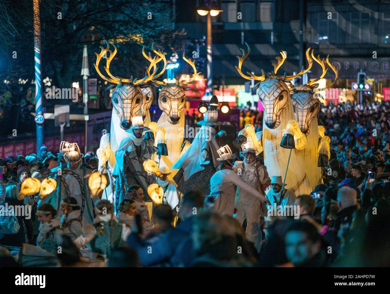 Französische immersive Darsteller Compagnie Remue Menage die Massen auf der Straße Party auf der Princes Street unterhalten während der hogmanay Neujahrsfeiern in Edinburgh. Stockfoto