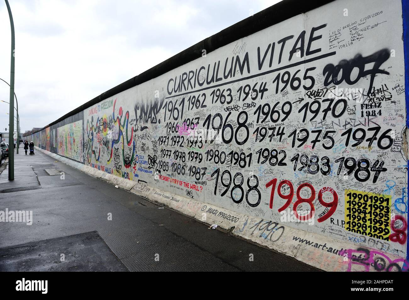 graffiti-eisen-courtain-fotos-und-bildmaterial-in-hoher-aufl-sung-alamy