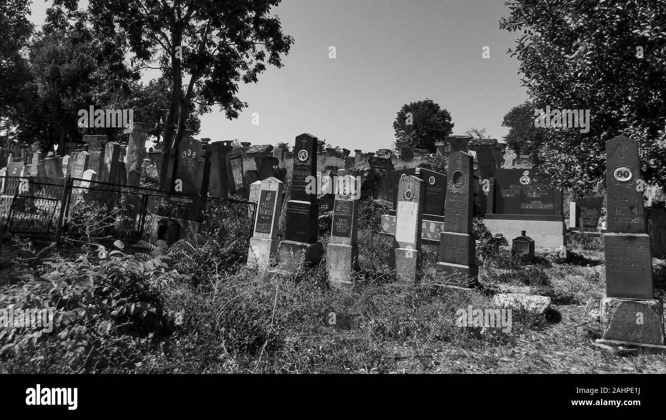 Rajacke pivnice, Serbien, 10. September 2012. Ein altes Dorf Friedhof auf einem Hügel über dem Dorf Rajac. Es gibt alte Grabsteine in der Cem Stockfoto