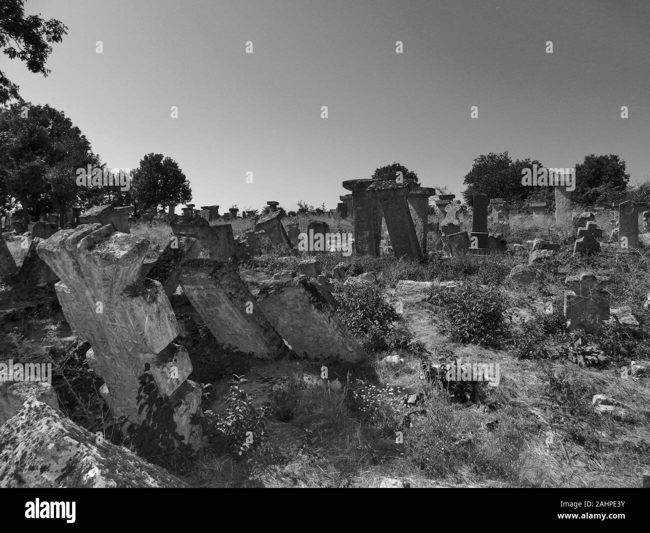 Rajacke Brauereien, Serbien, 10. September 2012. Ein altes Dorf Friedhof auf einem Hügel über dem Dorf Rajac. Es gibt alte Grabsteine in der c Stockfoto