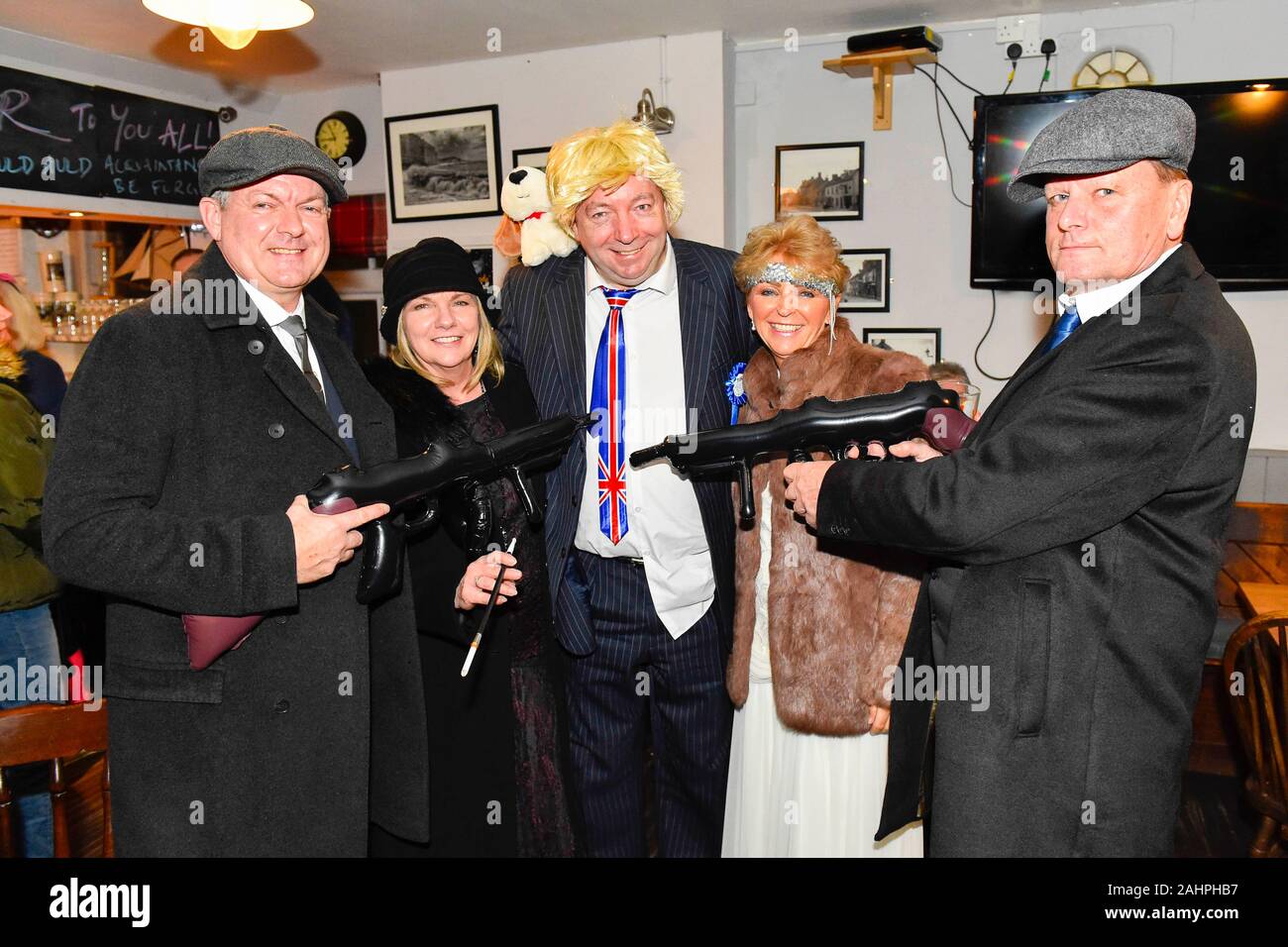 Bridport, Dorset, Großbritannien. 31. Dezember 2019. Nachtschwärmer in Fancy Dress als Spitzer Scheuklappen und Boris Johnson auf Silvester in Bridport in Dorset. Foto: Graham Jagd-/Alamy leben Nachrichten Stockfoto