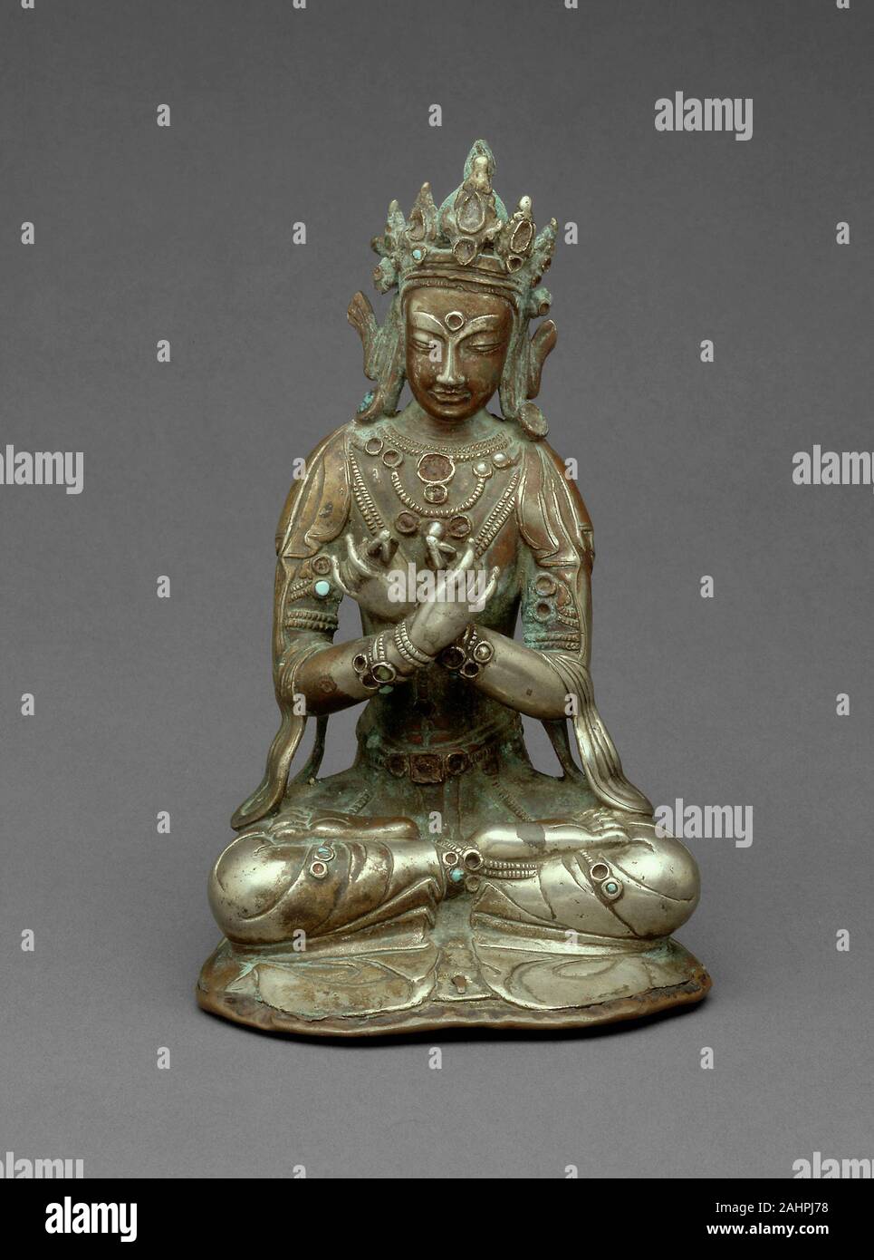 Vajradhara Buddha sitzt mit einem Donnerkeil (Vajra) und die Glocke (ghanta). 1401 - 1500. Süden Tibets. Silber und Halbedelsteinen dieses Silber? gure, obwohl wie ein bodhisattva geschmückt, ist wahrscheinlicher, die Buddha Vajradhara. Wahrscheinlich diente als Zentrum eines dreidimensionalen Mandalas. Der Buddha sitzt in der Meditationshaltung halten einen Vajra (thunderbolt) und Bell in einer Geste, bekannt als das diamantene vajrahumkara (Sound). Bestimmte Sekten des Buddhismus im Himalaya betrachten Vajradhara, der Schöpfer und höchste Macht. Er ist der Begründer von den fünf Transzendenten Buddhas und verkörpert shunyata Stockfoto