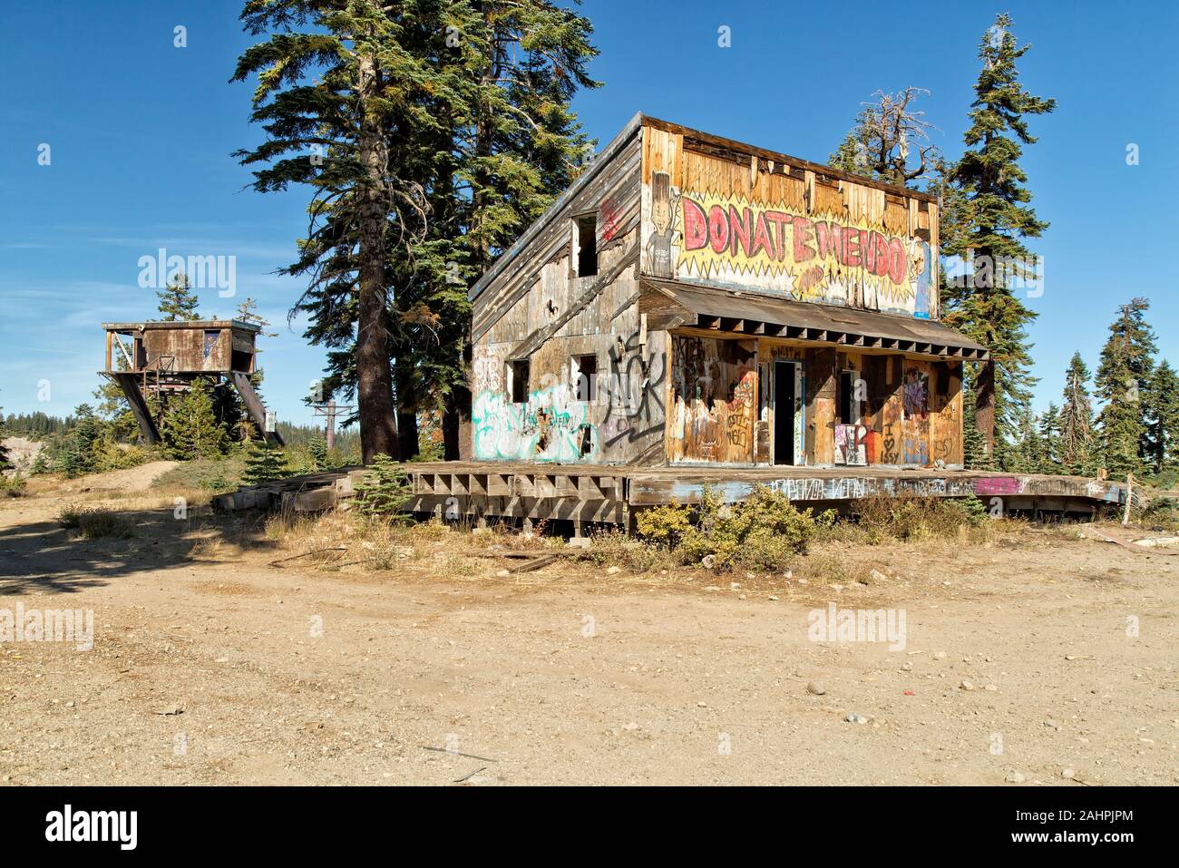 Graffiti, vandalisierte Überreste des Iron Mountain Ski Resort, das Anfang 1970 als Skigebiet Silver Basin gegründet wurde. Stockfoto