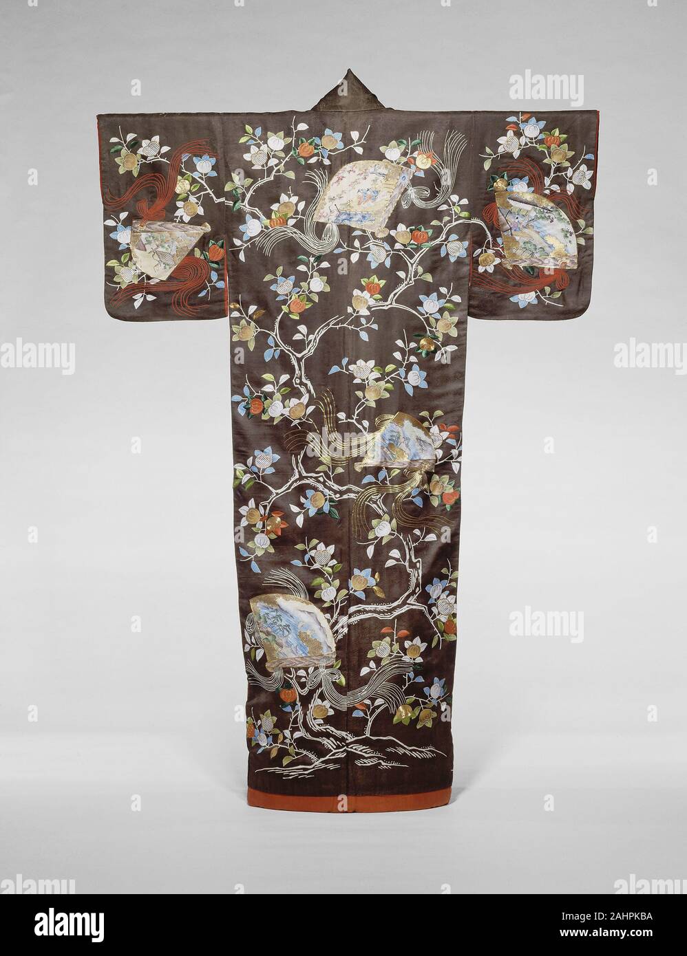 Furisode. 1801 - 1900. Japan. Seide, 4 1 satin Damast Leinwandbindung, rinzu; yuzen gefärbt, bemalt, und Stenciled bestickt mit Seide und gold-leaf-über-lackiert - Papier - Streifen - Baumwolle in Satin und Single satin Stiche gewickelt; Arbeit, Coaching und Chinesische Knoten; mit Seide gefüttert, in Leinwandbindung, gefärbt mit Beni, Saflor Stockfoto