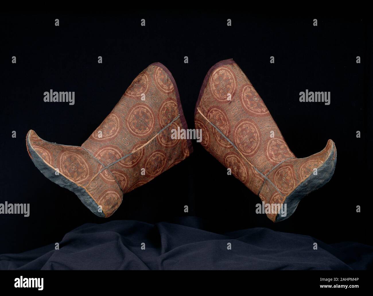 Paar Frau Stiefel mit Binden Ribbon. 900 AD - 1000. China. Äußere boot Seide, komplementäre Schuß in Köperbindung mit inneren Verwerfungen; naht Verkleidung Netzkabel Seide, schräge Interlacing; Band und Top boot Bindung Seide, einfache und komplexe Gaze weben; mit Seide gefüttert, in Leinwandbindung; die Verstärkung der oberen Kante zur Seide, twill Damast weben; alleinige Seide, in Leinwandbindung; Binden ribbon Köperbindung selbst - durch die Bereiche der Köperbindung gemusterten Stockfoto