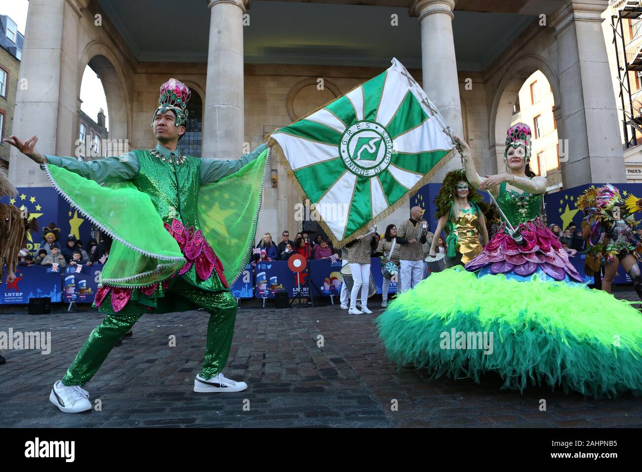 London, Großbritannien. 30 Dez, 2019. London Schule von Samba Darsteller während der Tag in London New Year's Parade (LNYDP) 2020 Preview Show am Covent Garden Piazza. Credit: SOPA Images Limited/Alamy leben Nachrichten Stockfoto