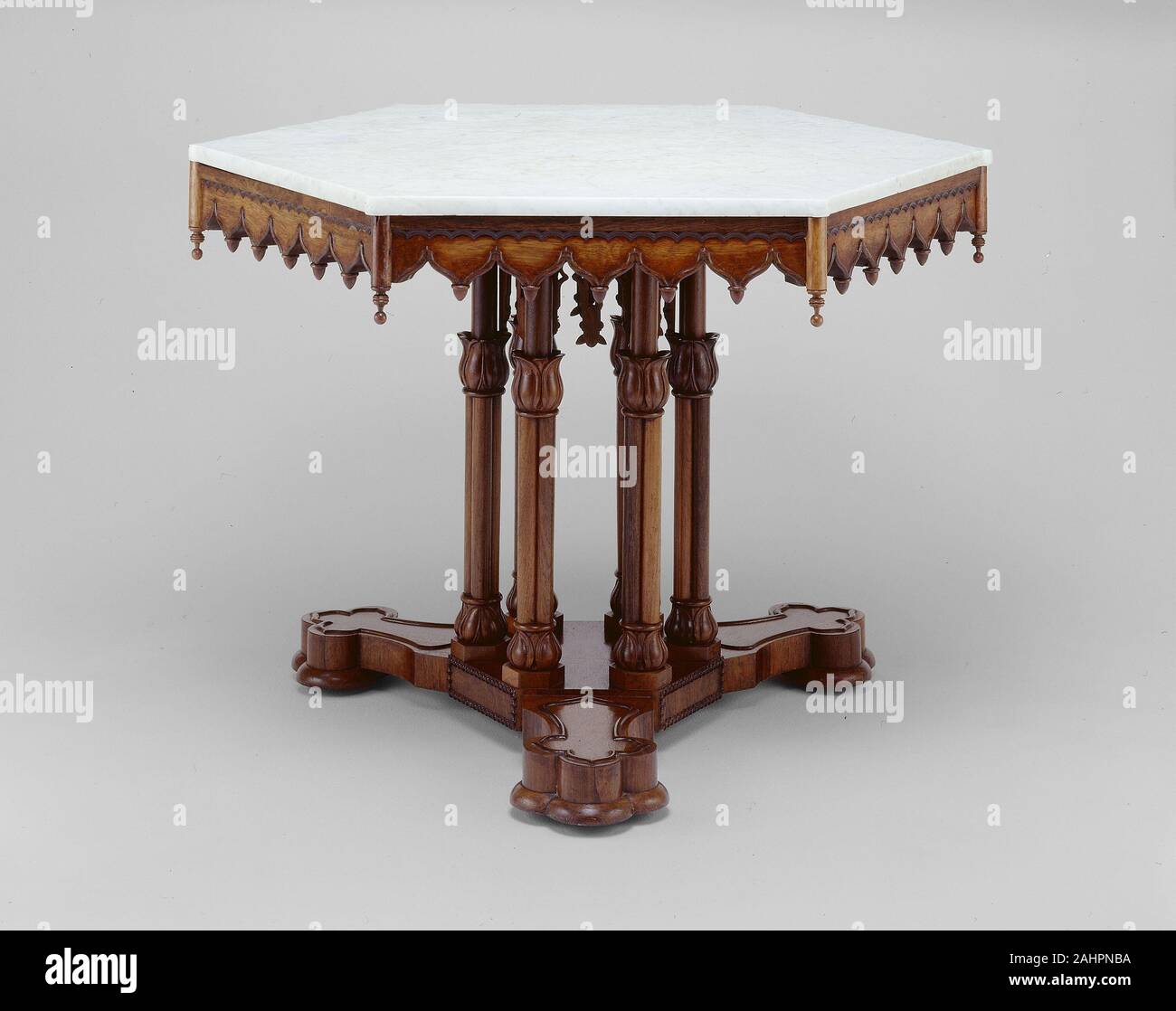 Alexander Roux. Belmead Zentrum Tabelle. 1846. New York City. Palisander, Eiche, Walnuss, Marmor 1845 Alexander Jackson Davis Belmead konzipiert, eine prächtige gotische Wiederbelebung villa, für den Prominenten builder Philip St. George Cocke von Powhatan County, Virginia. Neben der Konzeption des Belmead Exterieur, Davis entwarf auch Möbel für den Innenbereich, insbesondere einen Salon, in dem die Stühle (1998.565.1-2) enthalten. Die Tabelle hernieder in der cocke Familie zusammen mit dem Salon und, bemerkenswert, behält seine ursprüngliche Marmor und kunstvoll geschnitzten Maßwerk Laterne. Zwischen den unterstützenden ausgestattet Stockfoto
