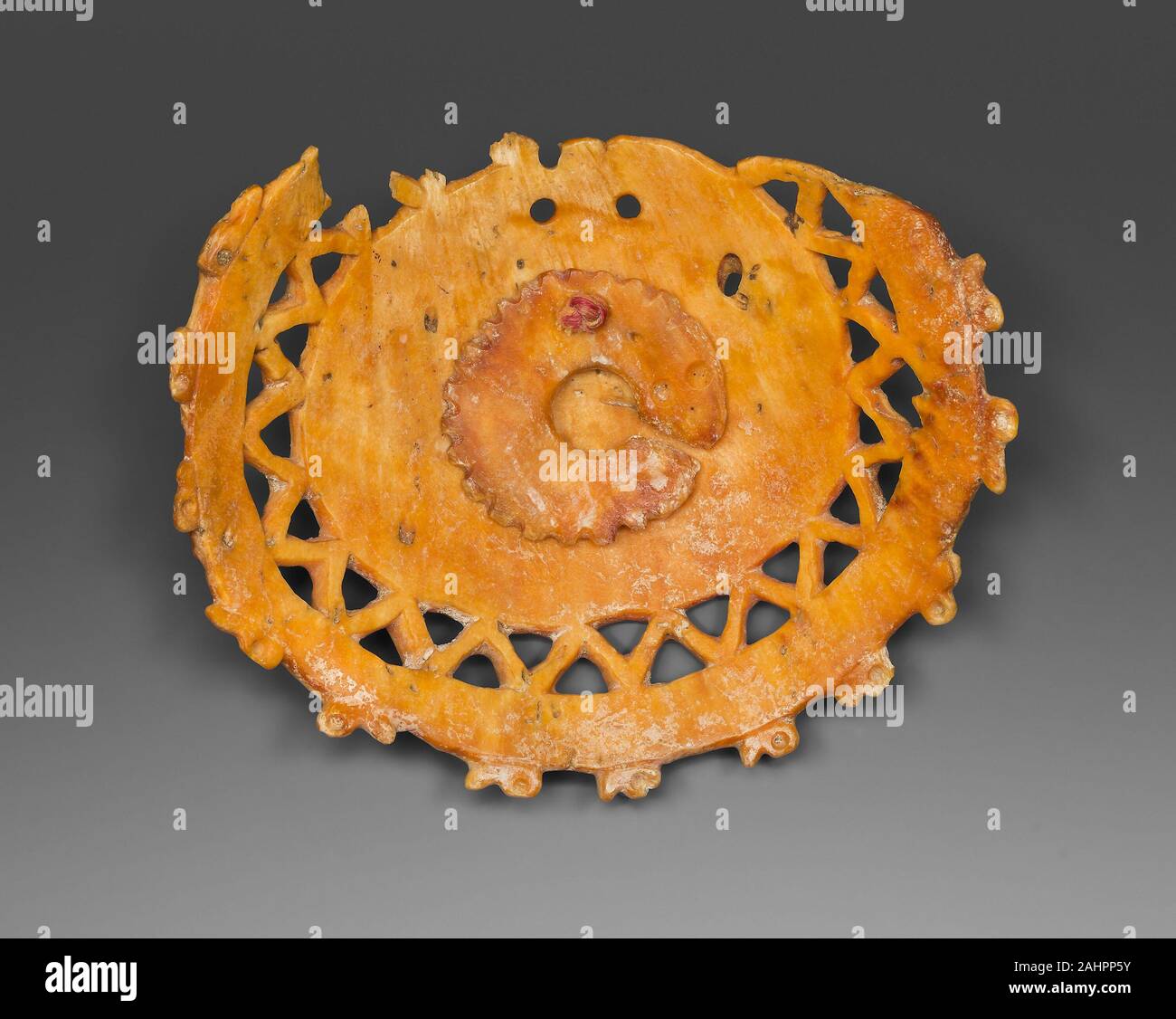 Colima. Runder Anhänger. 200 v. Chr. - 200 n. Western Mexiko. Spondylus shell Figuren und Schmuck aus spondylus (Stacheligen Oyster) Shell als Spezialisierung in Was sind heute die mexikanischen Bundesstaaten Colima und Jalisco entwickelt. Wie Greenstone, Jade und bunten Federn, das helle orange Shell war ein luxusartikel von maritimen Kaufleute aus Ecuador und Mittelamerika, der es im warmen pazifischen Gewässern so weit nördlich wie der Westen mexikanischen Küste gefunden gesucht. Als Embleme der Behörde und Status, exotischen Materialien durch die Herrscher während der feierlichen Veranstaltungen angezeigt wurden. Spondylus - Shell Schmuck mit symbolischen geschnitzten d Stockfoto