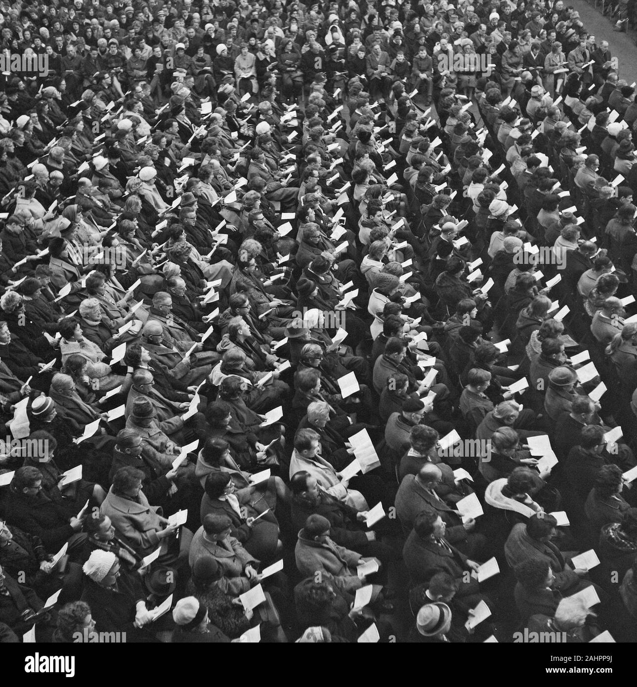 Folk Weihnachten singen in der RAI Gebäude von 7000 Sängern. Massive Christmas Song Überblick Datum 21. Dezember 1963 Stockfoto