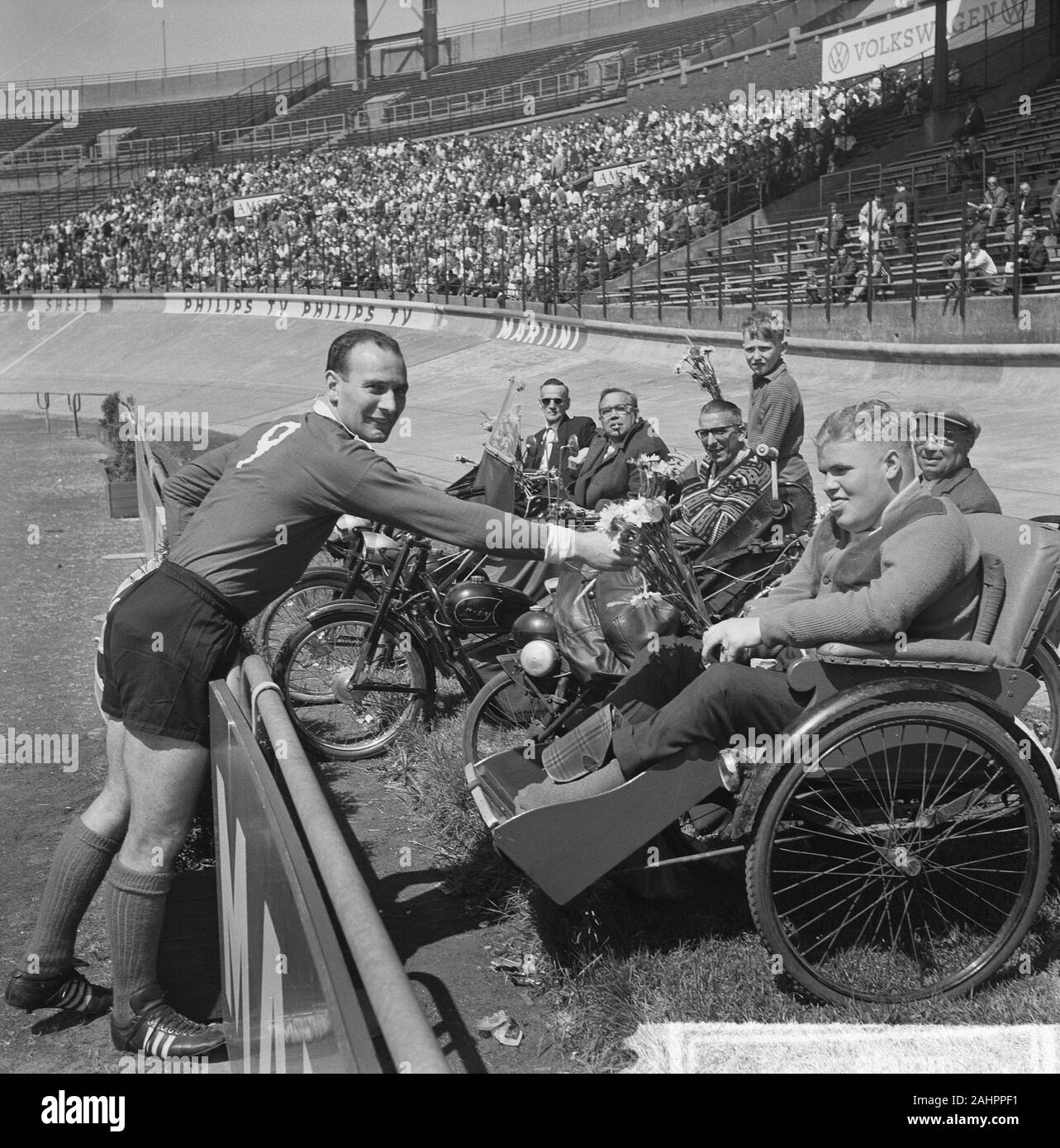 DWS in der Eredivisie durch Sieg über Rbc von 5-0. Arie de Oude gibt Blumen für Behinderte Zuschauer Datum 3. Juni 1963 Ort Amsterdam Stockfoto