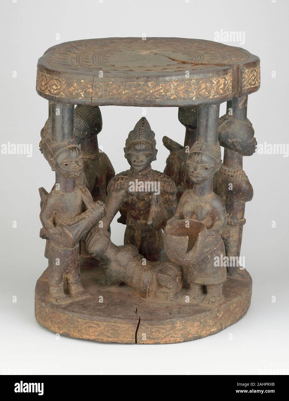 Yoruba. Altar Hocker. 1850 - 1900. Nigeria. Holz- und pigment eine skulpturale Tour-de-Force, dieser Stuhl wurde für einen Altar der Gottheit Sango gewidmet ist. In der Mitte ist ein sango Priester - erkennbar durch seine doppelte Klinge Personal und Cape in Cowrie Muscheln bedeckt - und eine Frau, die vor ihm in einer förmlichen Begrüßung stützt. Im Uhrzeigersinn bewegen, werden Sie von einem Mann Spielen eines Drum umgeben; zwei Frauen Devotees, von denen einer ein Huhn für Opfer; ein Gewehr-toting Soldat an der Spitze einer Gebunden gefangen; und eine Frau mit einem grossen Angebot Schüssel. Das Motiv der Soldaten und Gefangenen, die Sie auch auf der Anzeige erscheint Stockfoto