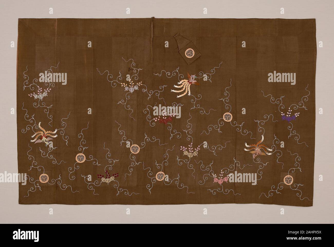 Kesa. 1801 - 1900. Japan. Seide; in Leinwandbindung durch Reihen von Gaze Kreuzungen Gemusterten, bestickt mit Seide, während diese Arbeit zunächst Erscheinen ein dekoratives aufhängen zu werden, die verschiedene Formen von Meereslebewesen, näherer Betrachtung zeigt, dass es in der Tat ein Kesa in eine Komposition von sieben Spalten zusammengesetzt. Die gestickten Dekoration ist nicht im Wasser, sondern vielmehr besteht aus drei Sorten von Motiven? Ein Phoenix, Paulownia Blumen und Blätter, und das Familienwappen der Tokugawa Familie, die Japan während der Edo-zeit ausgeschlossen. Von jeder dieser Motive entstehen drei oder vier geschwungenen Ranken. Unpatt Stockfoto