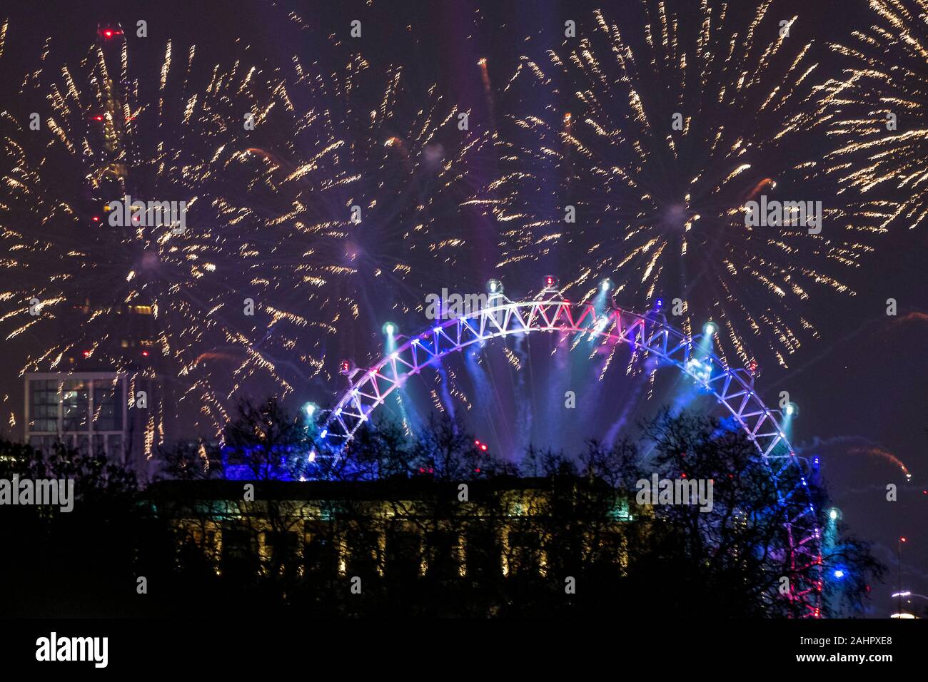 London, Großbritannien. 01. Januar 2020: Feuerwerk vom Coca Cola London Eye feuerte kennzeichnen den Beginn des neuen Jahres 2020. Kredit Kerl Bell, Alamy Leben Nachrichten. Stockfoto