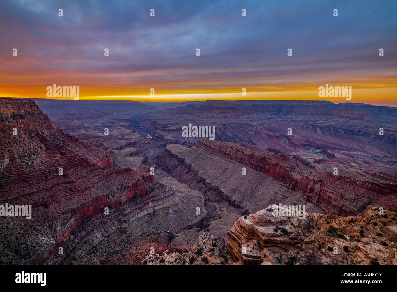 Ein Blick auf die robuste dennoch schönen Grand Canyon National Park während einer dramatischen Sonnenuntergang Highlights die komplizierten Details der Bergrücken und Formationen ein Stockfoto