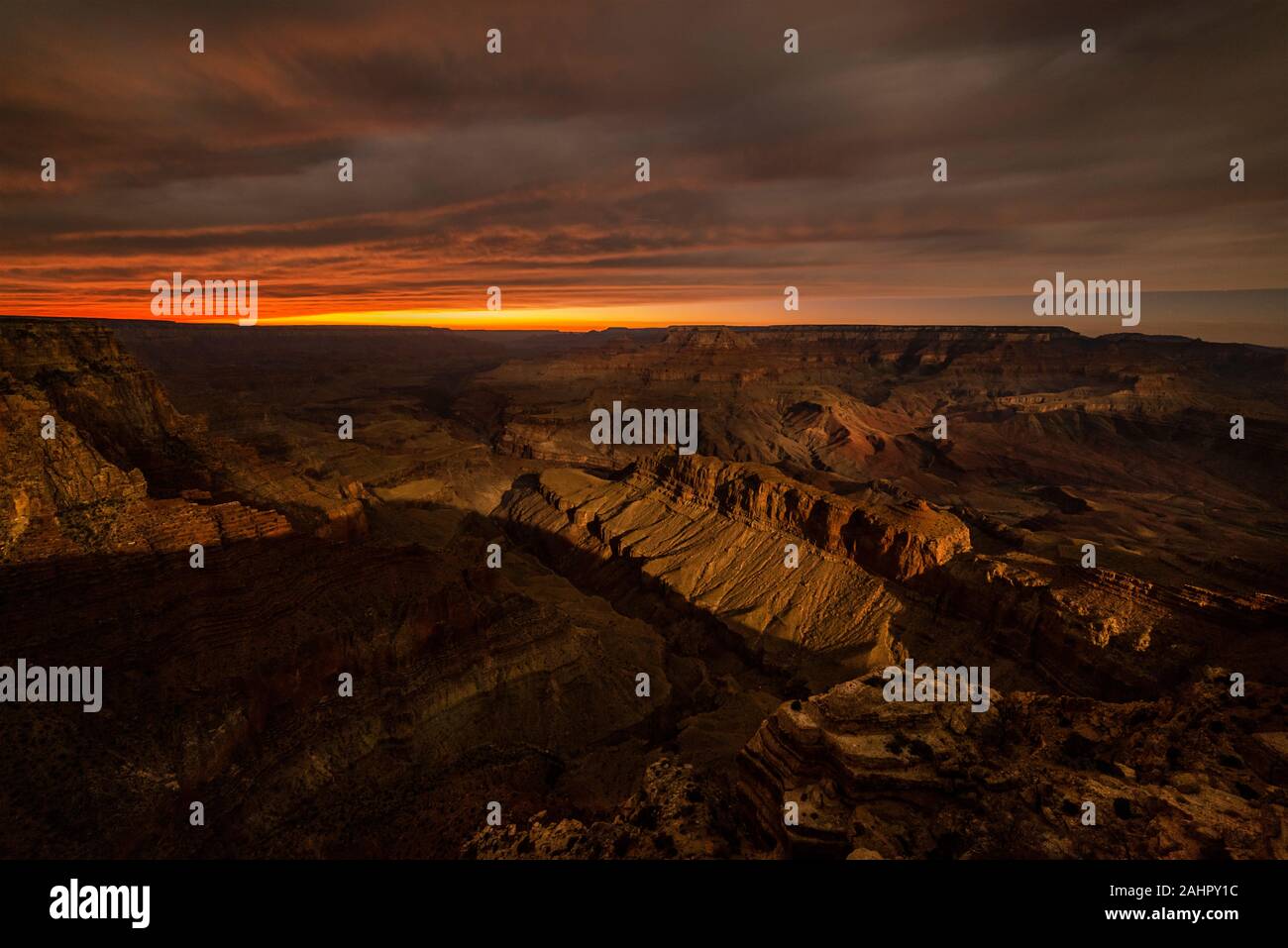 Ein Blick auf die robuste dennoch schönen Grand Canyon National Park während einer dramatischen Sonnenuntergang mit dem Mond der Schlucht bei Lipan Stelle auf. Stockfoto