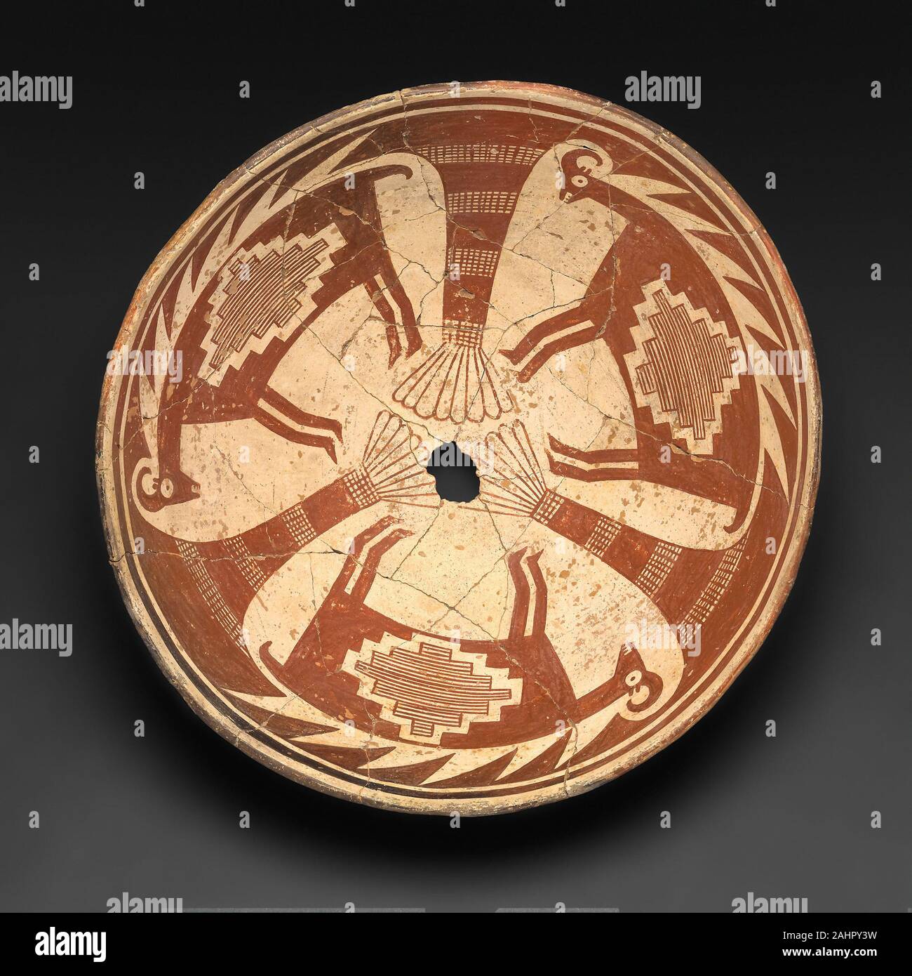 Mimbres. Schüssel mit drei - Teil Antilopen Design. 950 AD - 1150. New Mexico. Keramik- und pigment Diese drei Komponenten der Teilekonstruktion wiederholt Darstellungen von pronghorn Antilopen, deren rechteckige Körper mit Diamanten besetzt sind - geformte trat Motive. Das Zusammenspiel von positiven und negativen Formen und Räume ergänzt die visuelle Komplexität, wie die Beziehung zwischen dem organischen, tierischen Formen und die dekorativen geometrischen Motiven. Stockfoto