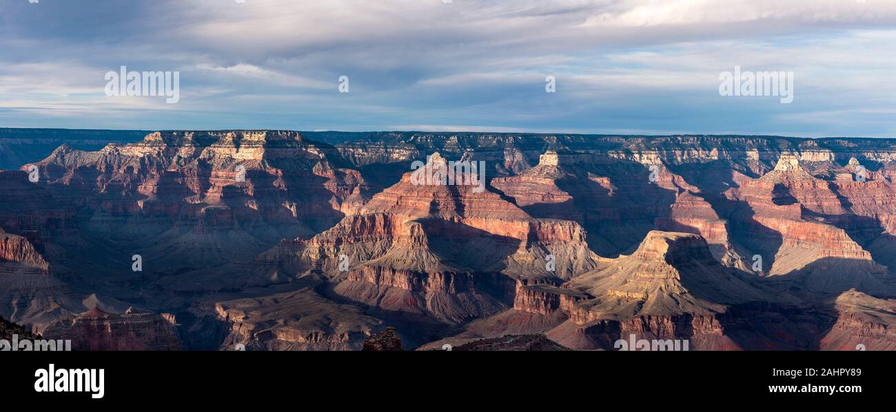 Ein Blick auf die robuste dennoch schönen Grand Canyon National Park während einer dramatischen Sonnenuntergang Highlights die komplizierten Details der Bergrücken und Formationen ein Stockfoto