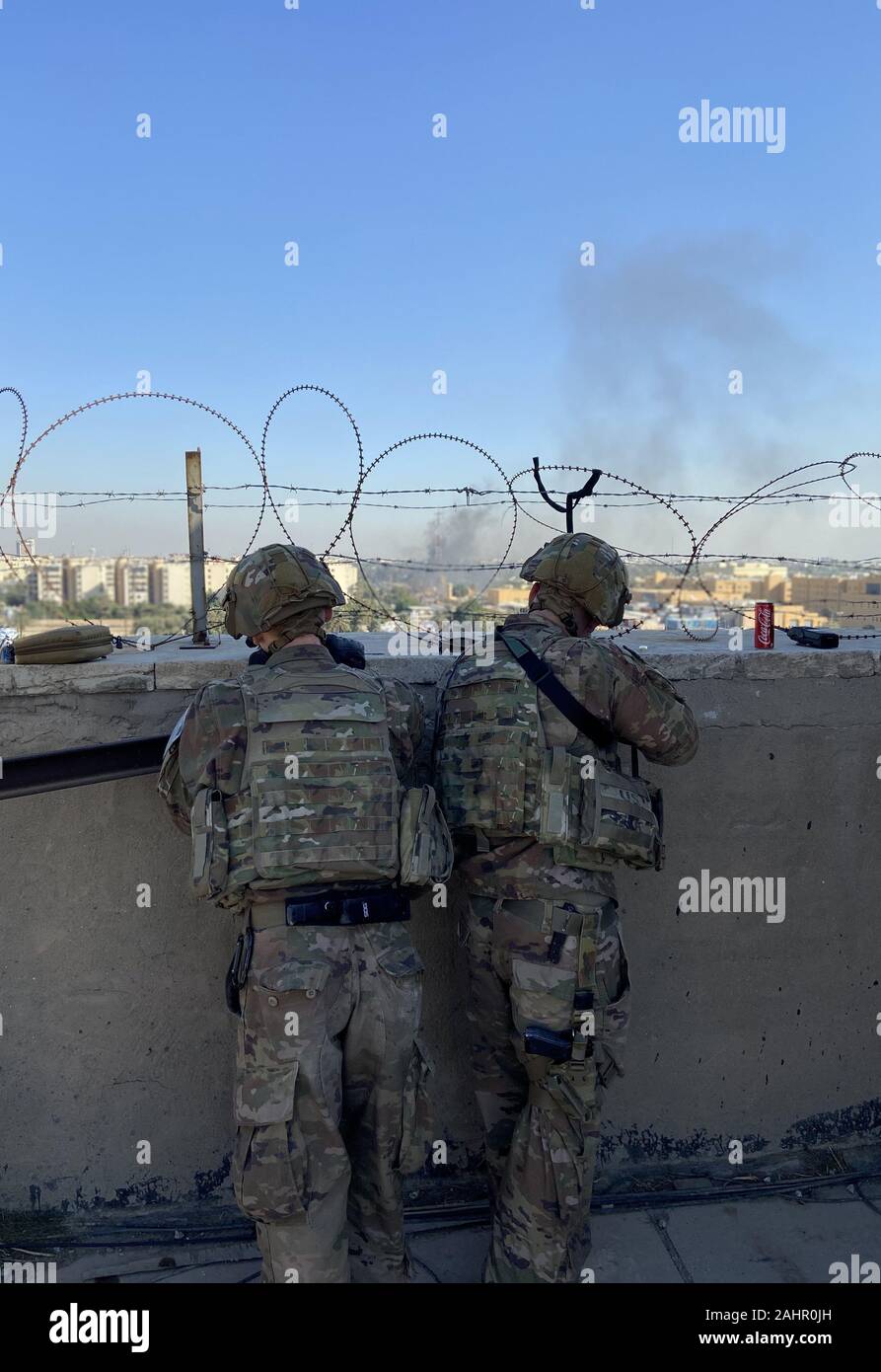 Bagdad, Irak. 31 Dez, 2019. Us-Armee Soldaten vom 1. Brigade, 25 Infanterie Division, Task Force-Iraq, Mann einen Beobachtungsposten am Vorwärts Operating Base Union III, in Bagdad, Irak, am 31. Dezember 2019. Dutzende von Angry irakischen schiitischen Miliz Unterstützer brach in die US-Botschaft in Bagdad am Dienstag nach Zertrümmern einer Eingangstür und Brand zu einer Rezeption. Foto von Maj. Charlie Dietz/U.S. Armee/UPI Quelle: UPI/Alamy leben Nachrichten Stockfoto