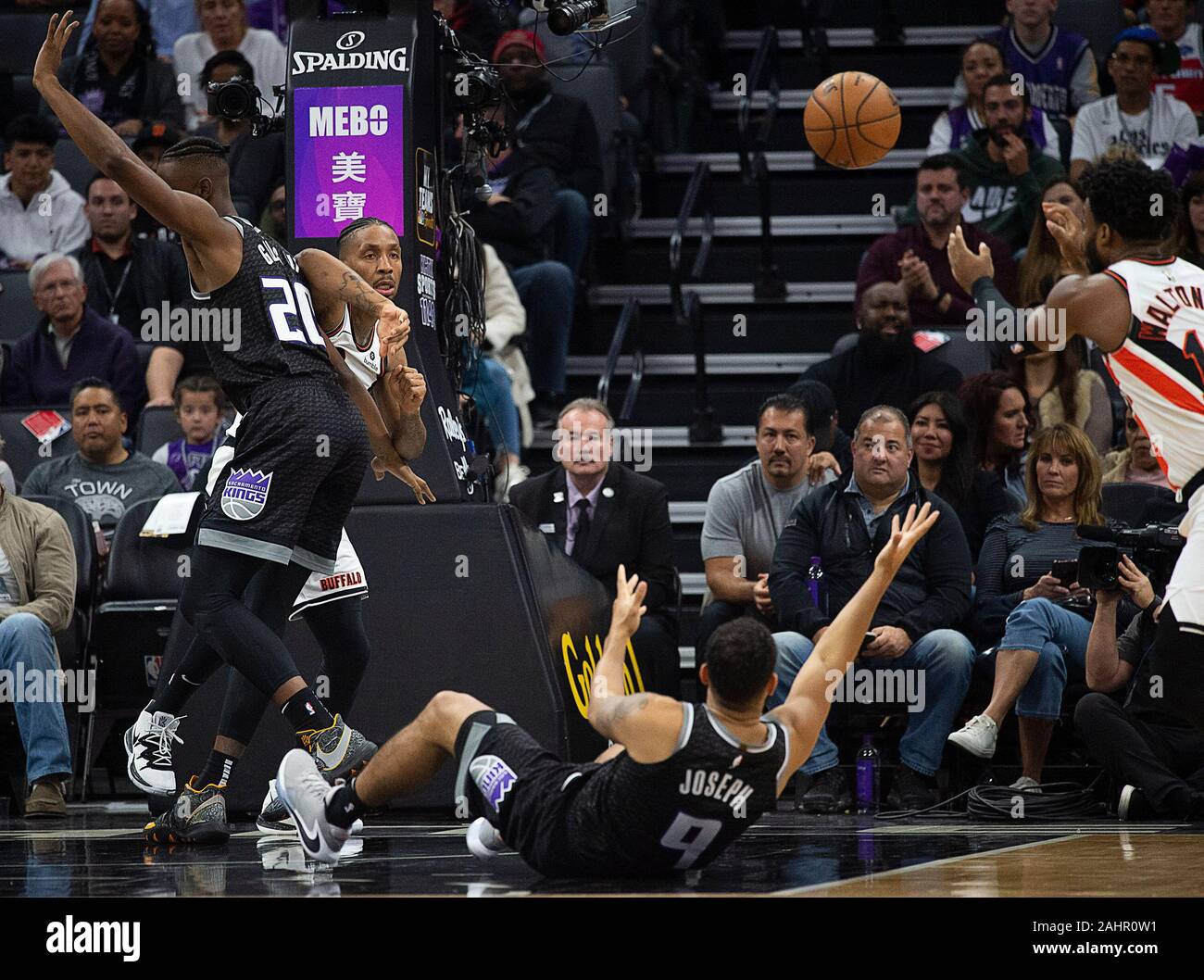 Sacramento, CA, USA. 31 Dez, 2019. LA Clippers guard Rodney McGruder (19) übergibt einen Rebound nach LA Clippers guard Derrick Walton Jr. (10). Um Sacramento Kings vorwärts Harry Giles III (20) während eines Spiels im Golden 1 Mitte am Dienstag, Dezember 31, 2019 in Sacramento. Credit: Paul Kitagaki jr./ZUMA Draht/Alamy leben Nachrichten Stockfoto