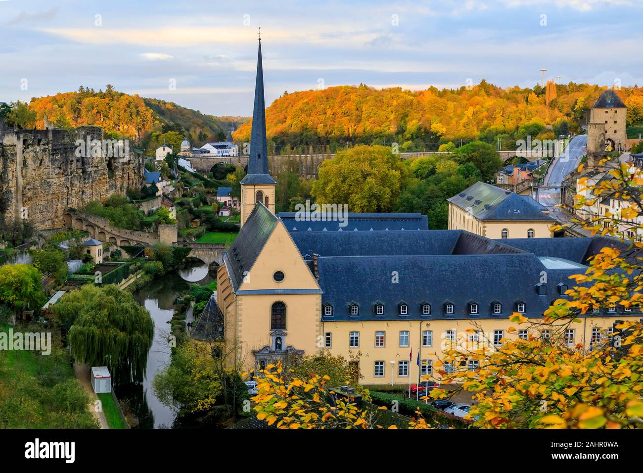 Bird's Eye Luftaufnahme der Neumünster Abbey in die UNESCO, die Altstadt von Luxemburg mit seinen alten Vierteln und Befestigungen Stockfoto