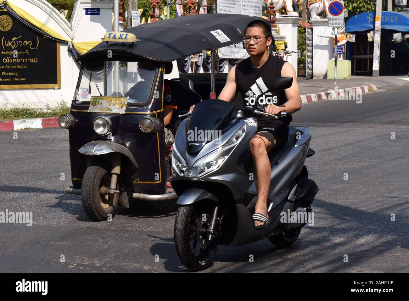 Jugend auf Motorrad und Tuk Tuk, Chiang Mai, Thailand Stockfoto