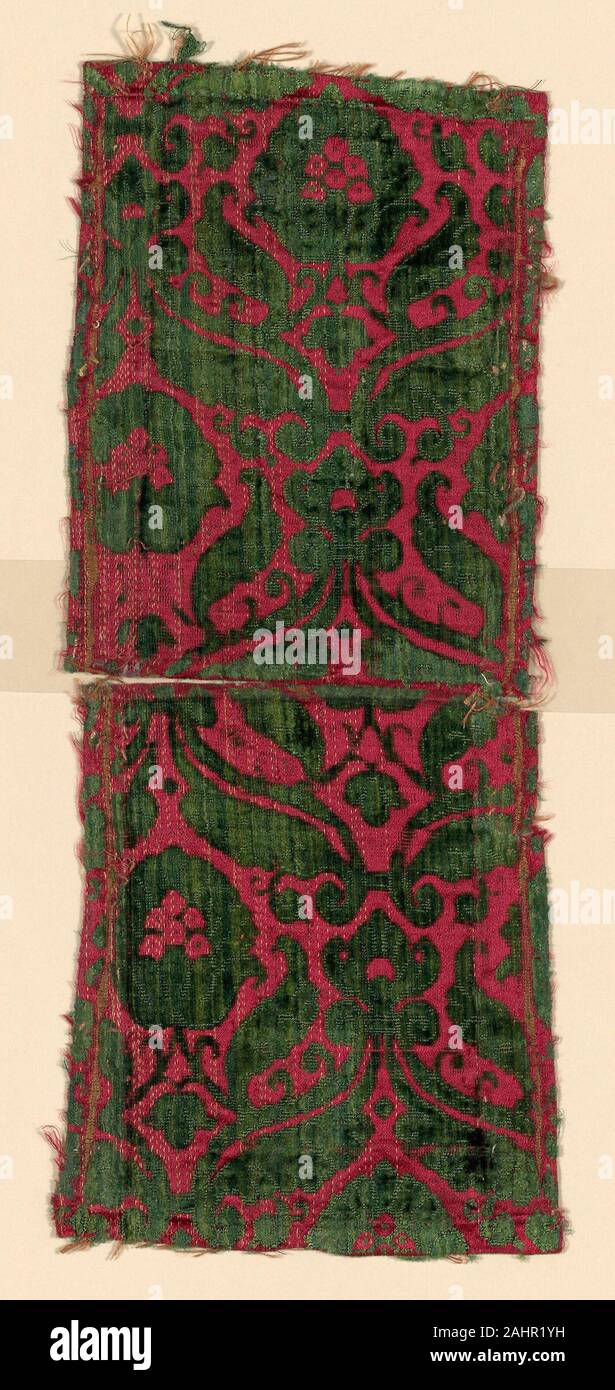 Zwei Fragmente. 1501 - 1600. Italien. Seide, Warp-float konfrontiert Atlasbindung mit ergänzenden Haufen Kettfäden bilden Cut, uncut und verworfene Samt Stockfoto
