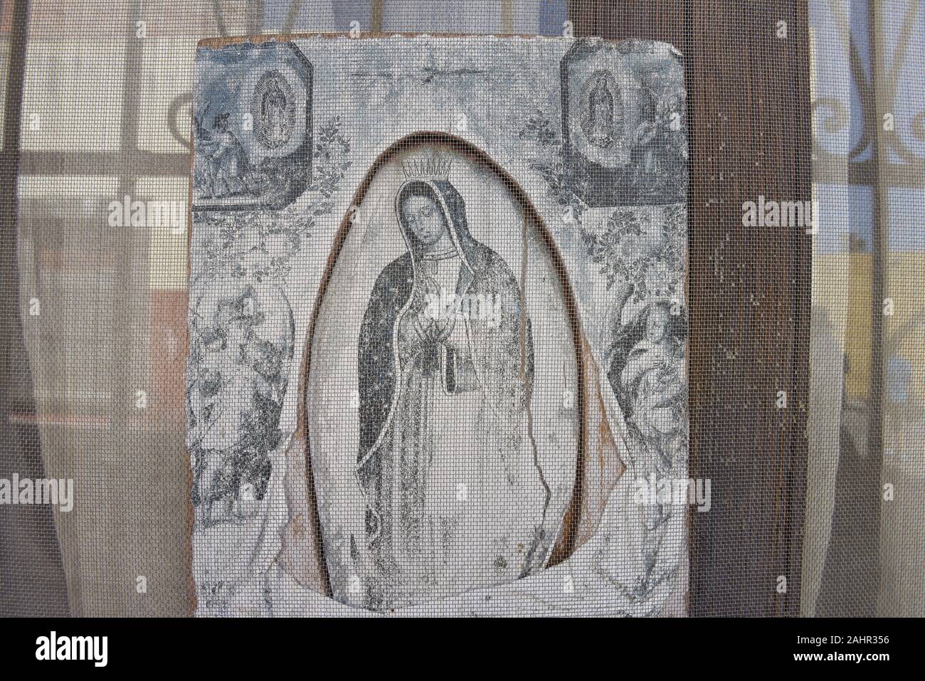 Bild der Jungfrau Marie, in einem Fenster, San Miguel de Allende, Mexiko Stockfoto