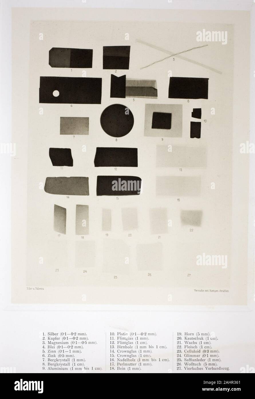 Josef Maria Eder. Tabelle der Durchlässigkeit der verschiedenen Substanzen zu Röntgen Strahlen. 1896. Österreich. Photogravüre, Platte Nr. 5 aus der Forschung über Fotografie mit Röntgen Strahlen (Versuche über / Mittelst der Röntgen'schen Tüv) Wilhelm Conrad Röntgen Röntgen am 8. November 1895 entdeckt, und kündigte seinen überraschenden in einem wissenschaftlichen Papier am Ende des Jahres zu finden. Innerhalb von Tagen, Zeitungen überall hatte die Geschichte aufgegriffen und der x-ray's vielfältige Anwendungen in Wissenschaft und Gesellschaft begann, erkundet zu werden. Nur wenige Monate später, der Österreichische Chemiker Josef Maria Eder und Eduard Va Stockfoto