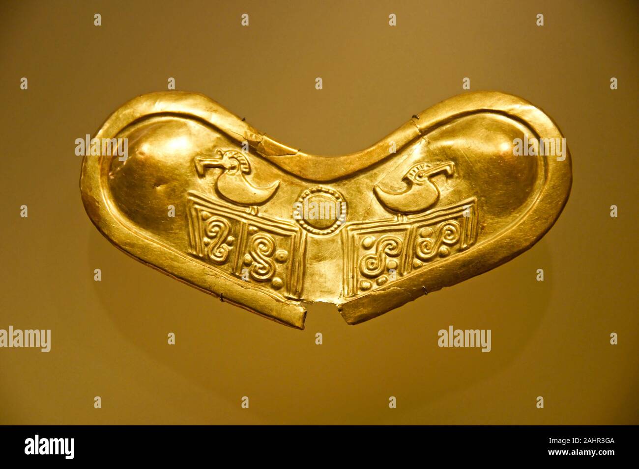 Ein gold weiblichen Schildes auf Anzeige im Museo del Oro (Gold Museum), Bogota, Kolumbien Stockfoto