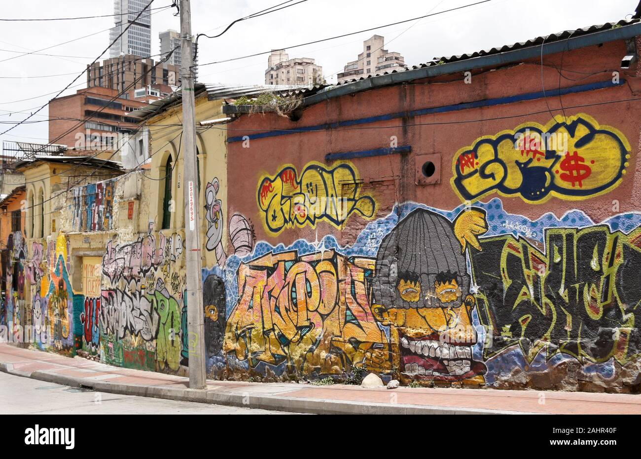 Street Art und Graffiti auf die Außenansicht der Gebäude in La Candelaria Stadtteil von Bogota, Kolumbien lackiert Stockfoto