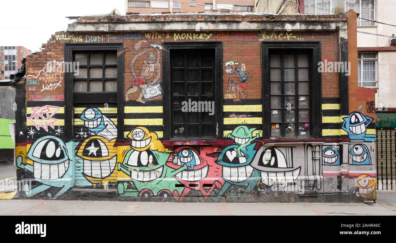 Street Art und Graffiti an der Außenseite des Gebäudes in La Candelaria Stadtteil von Bogota, Kolumbien lackiert Stockfoto