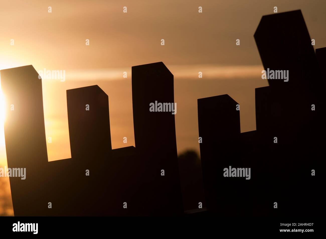 Einstellung Sonne beleuchtet Säulen einer Kunst im öffentlichen Raum Installation, im Sunset Beach, Vancouver, British Columbia, Kanada Stockfoto