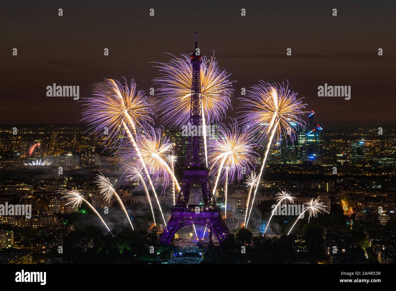 Feuerwerk auf dem Eiffelturm während der 14. Juli 2019 französischer Nationalfeiertag feiern in Paris, Frankreich Stockfoto