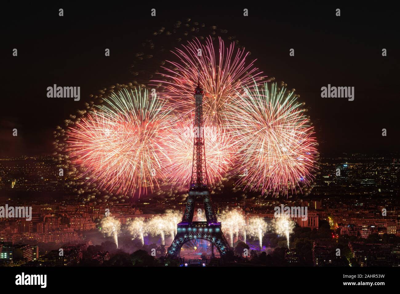 Feuerwerk auf dem Eiffelturm während der 14. Juli 2019 französischer Nationalfeiertag feiern in Paris, Frankreich Stockfoto