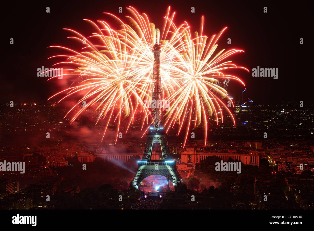 Feuerwerk auf dem Eiffelturm während der 14. Juli 2019 französischer Nationalfeiertag feiern in Paris, Frankreich Stockfoto