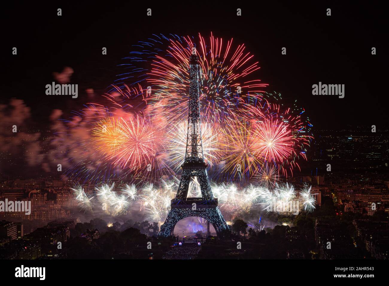 Feuerwerk auf dem Eiffelturm während der 14. Juli 2019 französischer Nationalfeiertag feiern in Paris, Frankreich Stockfoto