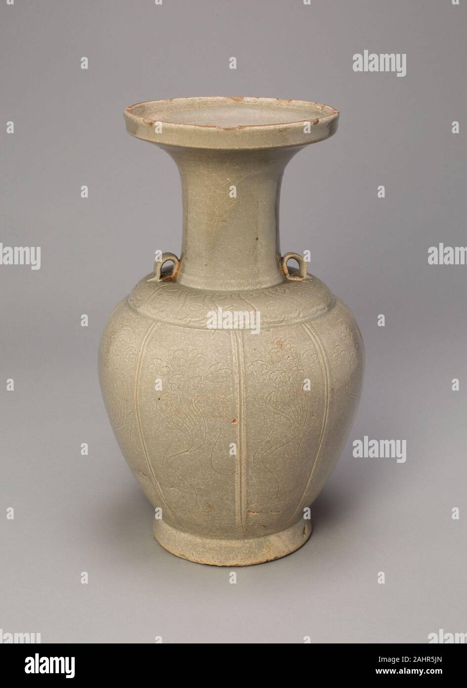 Trumpet-Mouthed Flasche mit Abstrakten florale Designs. 907 AD - 960 AD. China. Yue Steinzeug, Steingut mit unterglasur eingeschnitten, Dekoration Stockfoto