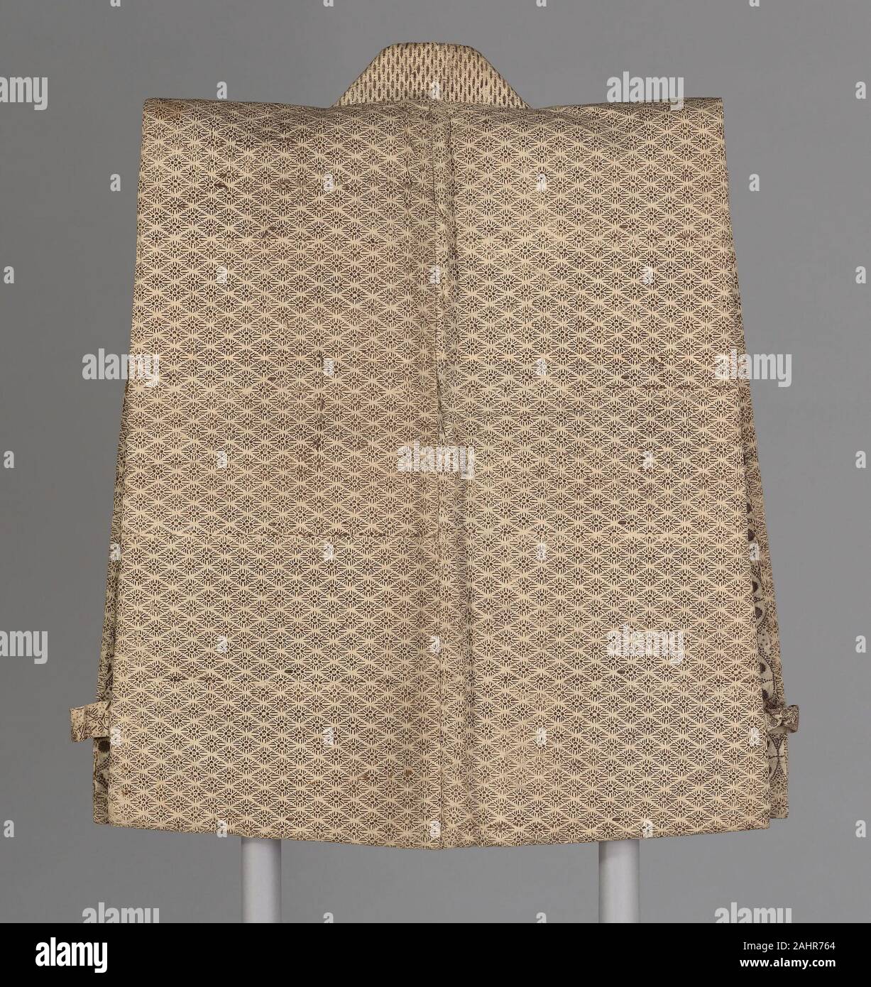 Surcoat oder Weste. 1800 - 1900. Japan. Schablone auf japanischem Papier (wahrscheinlich kozo Faser) Dieses Kleidungsstück, mit einer höheren Qualität von Papier und Verarbeitung als Der haori in der Nähe (2014.192), stammen aus den letzten Jahren der Edo-Zeit (1615-1868) Da die beiden wichtigsten Muster - Verriegelung sircles auf der Innen- und floralen Rauten auf der Außenseite - waren auf bestimmte Klassen während dieser Zeit beschränkt. Obwohl diese surcoat fehlen einige der militärischen Funktionalität der Beispiel Links (2015.283), es kann eine Version eines jinbaori werden, in einer Zeit, in der die Samurai waren bureaucrates, nicht Krieger Stockfoto