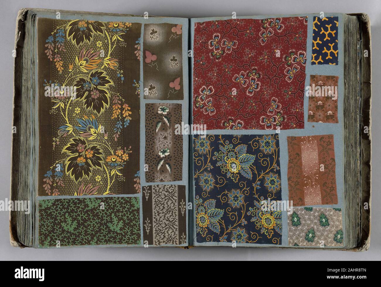 Unbekannt (Hersteller). Musterbuch der Muster. 1801 - 1900. Frankreich. Musterbuch der Muster aus Baumwolle, in Leinwandbindung, Block gedruckt Die Abteilung von Textilien in seiner Sammlung viele wichtige Schaustücke hat aber auch umfangreiche Bestände an Stoff Proben oder Muster - Über 58.000 in allen - aus Ländern wie England, Schottland, Frankreich, Italien, Deutschland, Österreich, Japan und den Vereinigten Staaten. Einige Proben wurden in Buchform, die einen weiten Blick über die Produktion in der Regel zu einer bestimmten Zeit, Ort, oder Technik verbunden ist erhalten geblieben. Dieser grossformatige Band enthält über 3.000 Proben von gedruckten Cotto Stockfoto