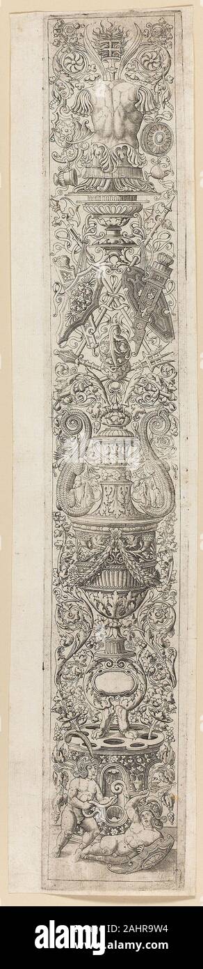 Giovan Pietro Birago. Zwei Kinder Helme tragen, Platte drei von zwölf Ornament Panels. 1500 - 1520. Italien. Gravur in Schwarz auf Elfenbein Bütten zwei Künstler in den Kreis der Andrea Mantegna ein Set von 12 dekorative Säulen, von denen sechs hier gesehen werden (1937.100; 1937.105 - 03 - 06), die mit anderen gedruckt wie framing Geräten verbunden werden konnte. In wahre Renaissance Form, die Künstler jeder Zoll der Bild mit einem theatralischen Mischung aus Mythologie und antike Ornament infundiert. Cupids vergnügt sich gegenseitig in die Vasen in einer von Giovanni Antonio's Spalten Urinieren, während die Hälfte - Rüstungen und die Sp Stockfoto
