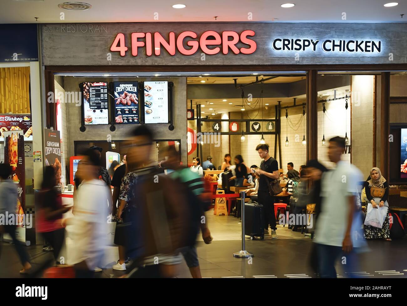 Kuala Lumpur, Malaysia - November 8, 2019: 4 Finger Knusprige Hähnchen ist ein Singaporean Kette der schnelle Casual Restaurants, in knuspriger Asiatischen spezialisiert. Stockfoto