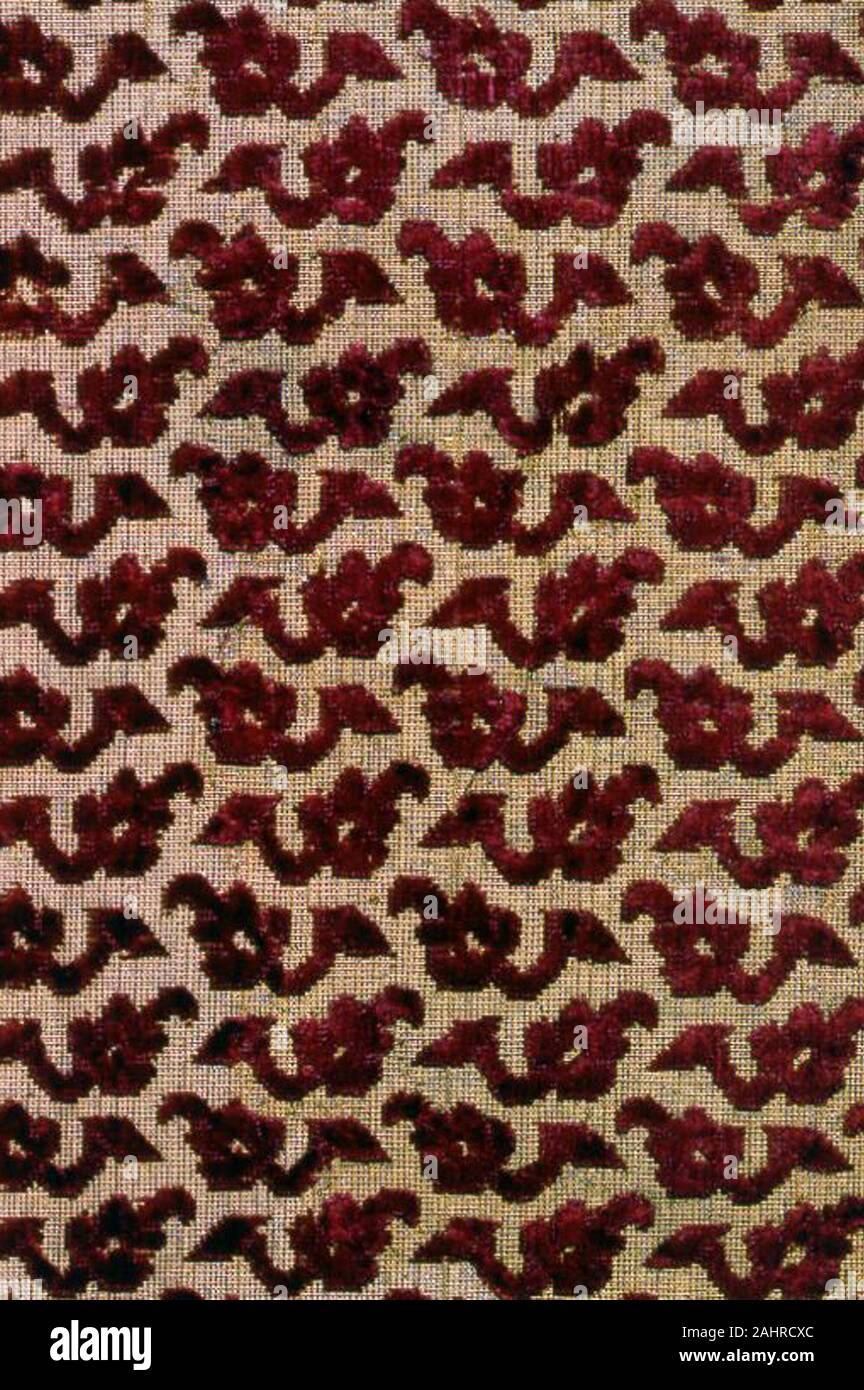 Fünf Fragmente. 1601 - 1625. Italien. Seide und vergoldeten Metallstreifen, in Leinwandbindung mit ergänzenden mit Tressen und ergänzende Haufen warps Formen geschnitten und ungeschnitten entwertet Samt Stockfoto