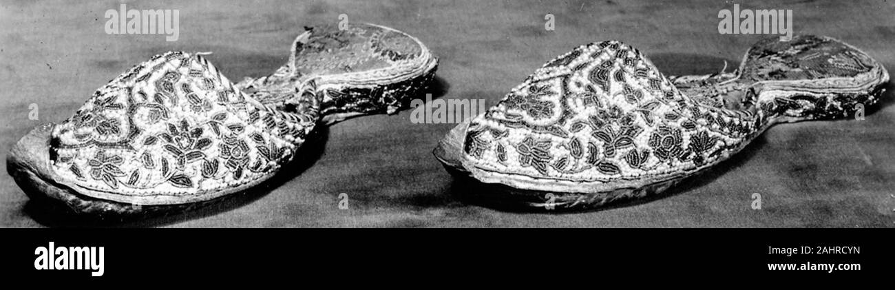 Hausschuhe. 1801 - 1900. Indien. In farbigen Perlen ; Saatgut Perlen bestickt und Hingelegt gold Netzkabel Stockfoto