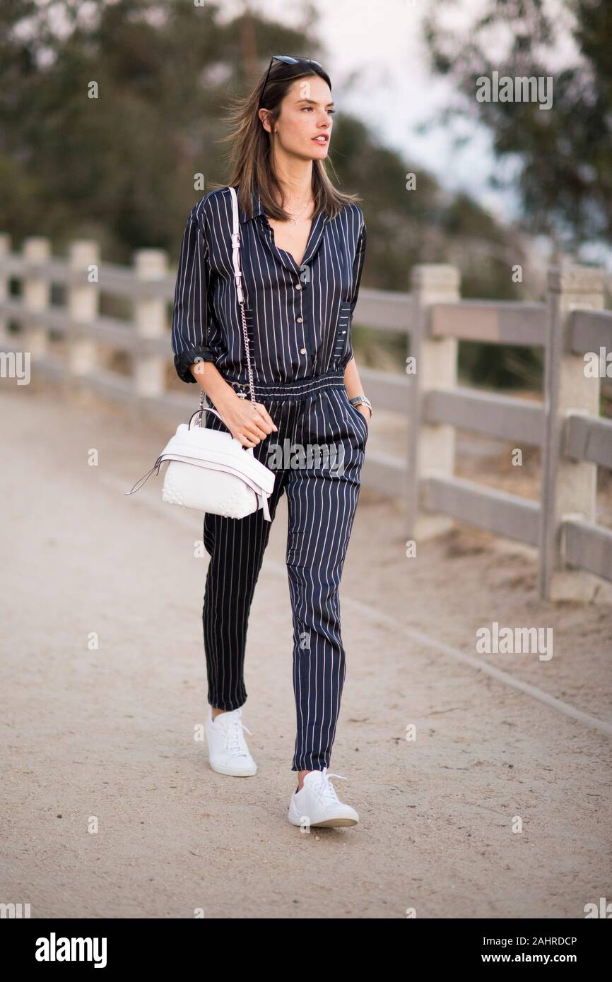 LOS ANGELES, Ca - 12. Juni: Alessandra Ambrosio trägt einen blauen Overall von Anthony Vaccarello und ein weißes Leder Tasche von Tods in der Gasse gesehen Stockfoto