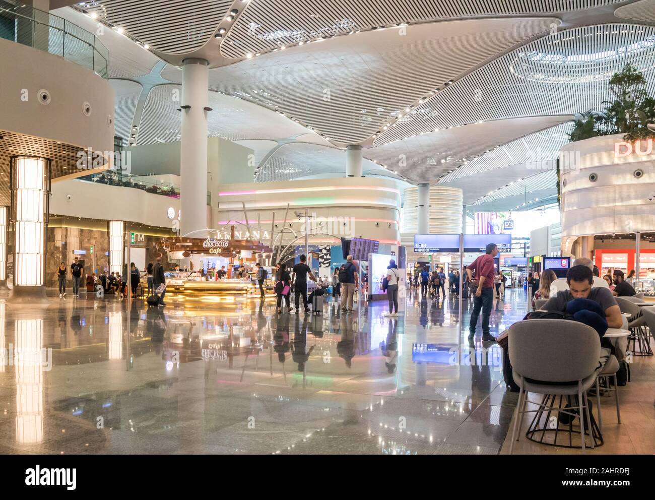 Istanbul, Türkei - 28.09.2019: Leute in der Abflughalle des Flughafens. Der neue Flughafen wurde im Oktober 2018 eröffnet. Stockfoto