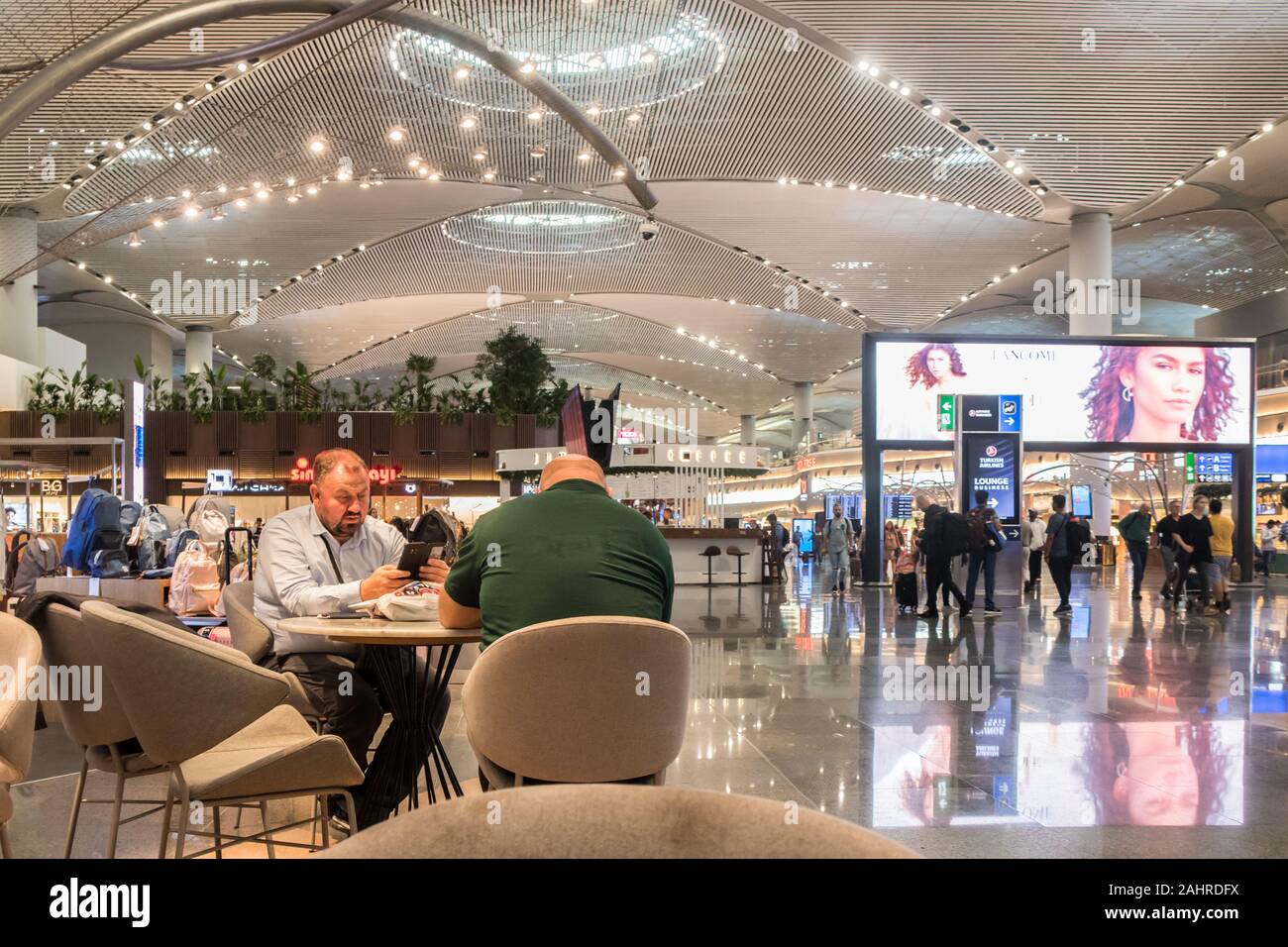 Istanbul, Türkei - 28.09.2019: Leute in der Abflughalle des Flughafens. Der neue Flughafen wurde im Oktober 2018 eröffnet. Stockfoto