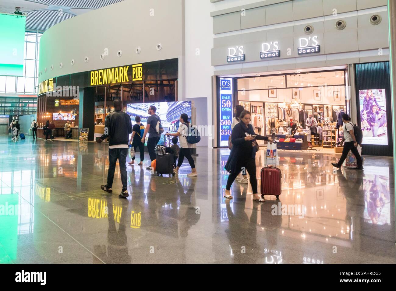 Istanbul, Türkei - 28.09.2019: Leute in der Abflughalle des Flughafens. Der neue Flughafen wurde im Oktober 2018 eröffnet. Stockfoto