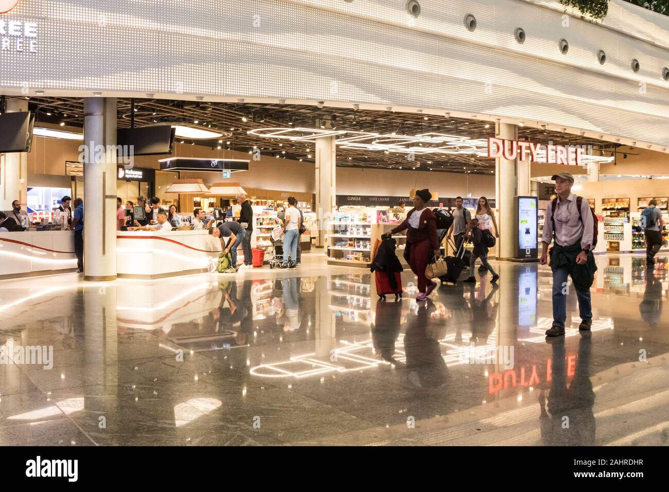 Istanbul, Türkei - 28.09.2019: Leute in der Abflughalle des Flughafens. Der neue Flughafen wurde im Oktober 2018 eröffnet. Stockfoto