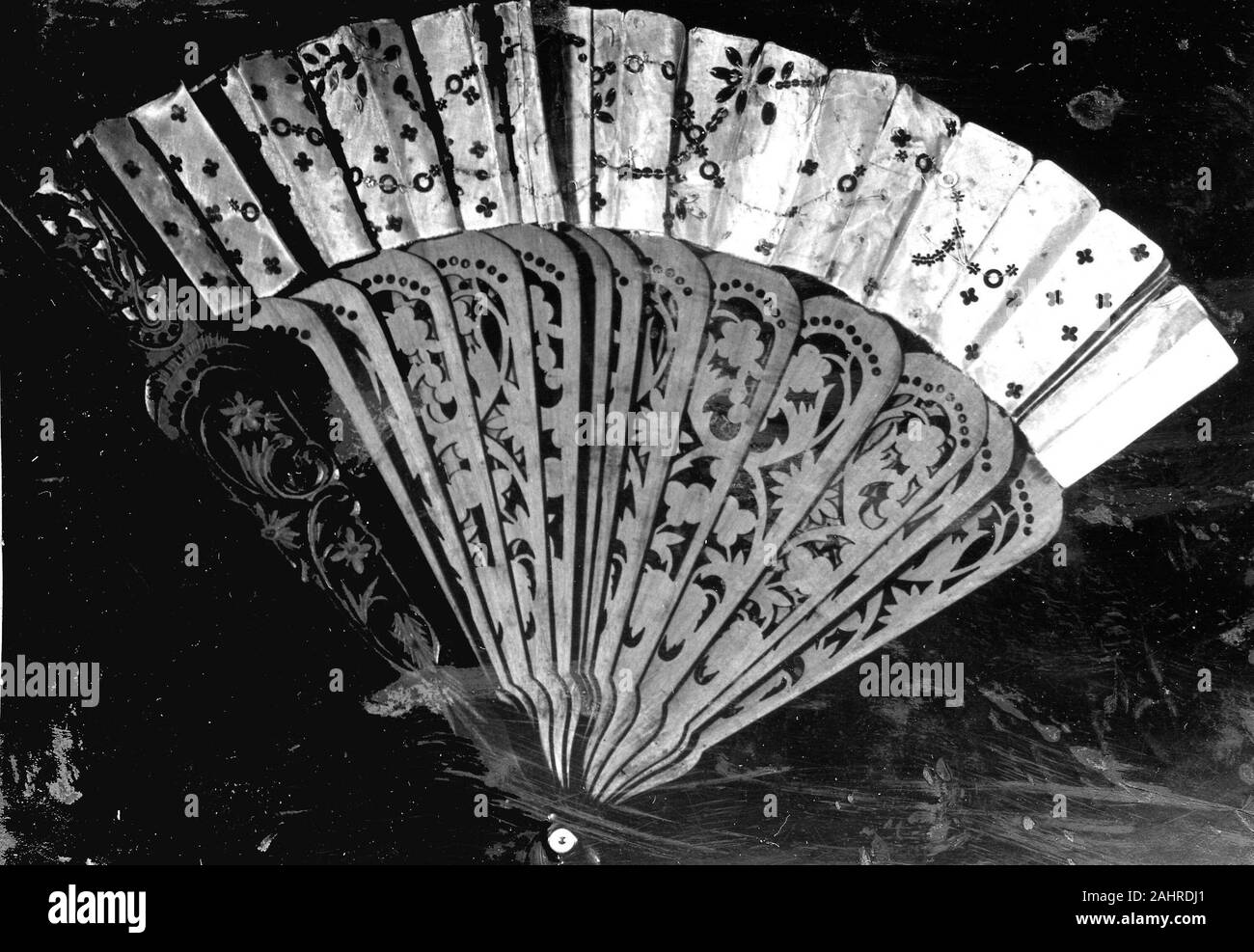 Ventilator. 1801 - 1900. Frankreich. Silber spangled Mount (weißer Seide), geschnitzte Sandelholz Sticks; pearl Niet; vergoldete Schleife Stockfoto